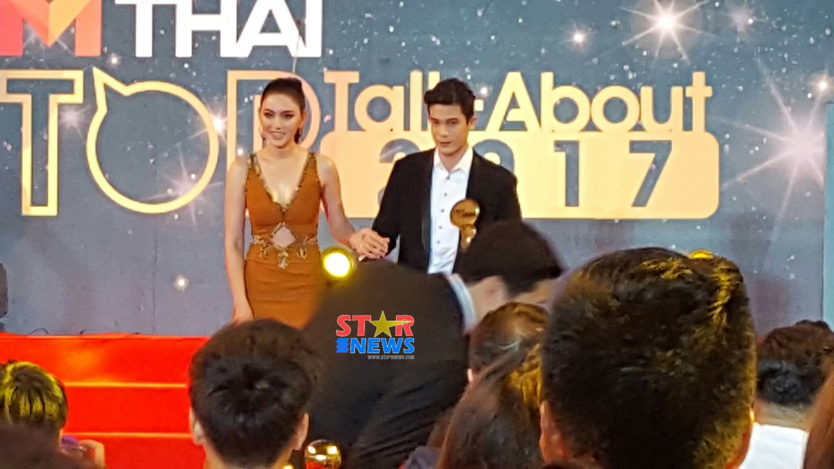 StarENews's tweet photo. ช็อตเด็ด!! ใหม่ ดาวิกา จับแขน ซันนี่ เดินลงเวที #MThai #TopTalkAbout 2017 https://t.co/ZrsKFDj0yQ