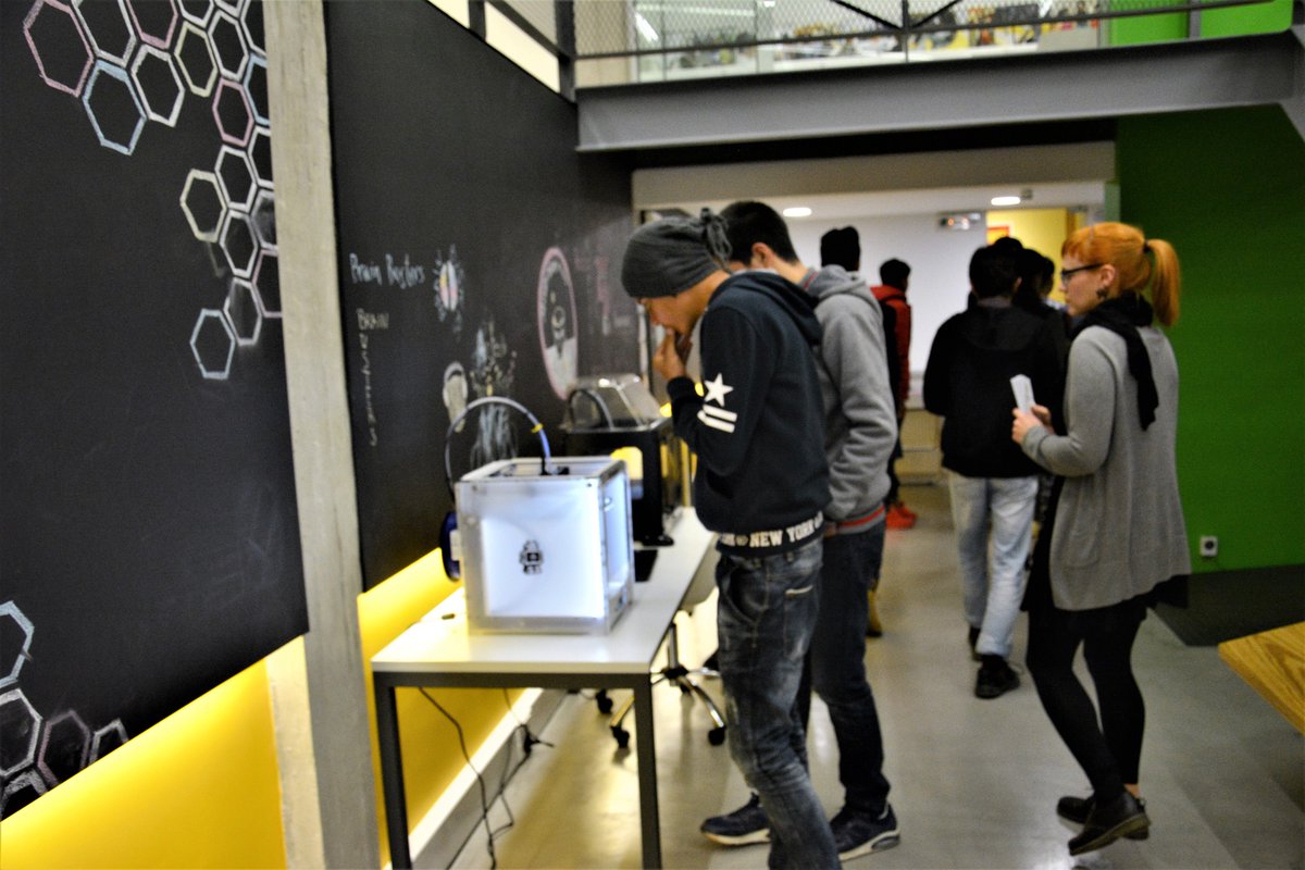 UTechLab's tweet photo. Ομάδα νέων από το Αφγανιστάν μας επισκέφθηκε για #Design #3DPrinting #workshop. Μπράβο σε όλους για τα καταπληκτικά #3ddesigns. #utechlab https://t.co/tBWc0yYfBF