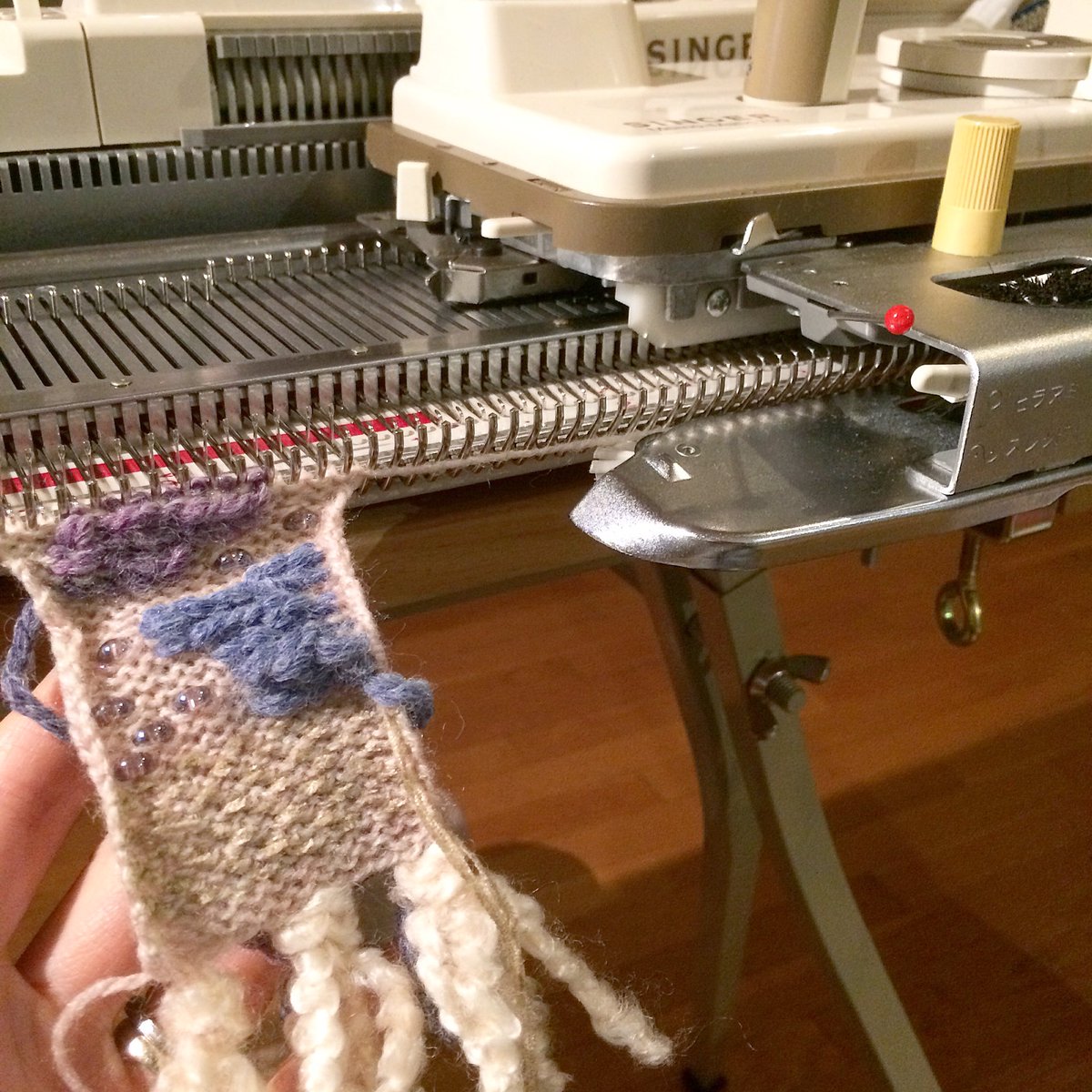 machineknits's tweet photo. Love weaving this mini scale fibre art on the knitting machine!#machineknitting #knittingmachine #knitting #RochesterNY #weaving #miniweave https://t.co/jYbqd0t8ZO
