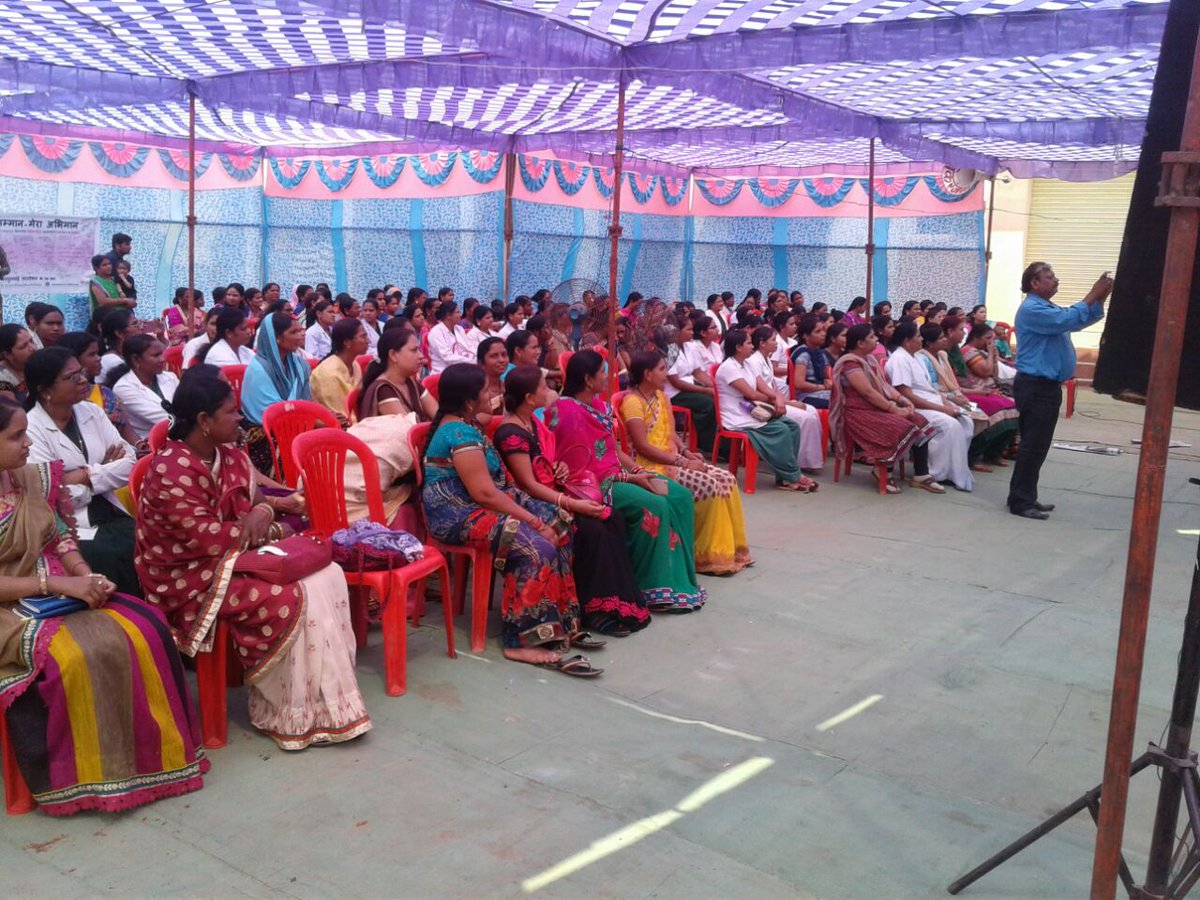 NariSamman's tweet photo. Celebrating #IWD2017 
In pictures: Mahanadi SwaSahayata Samooh, Bemetara, Chhattisgarh receiving the #NariSamman Award.
@NariSamman https://t.co/HN9nxBh0TD
