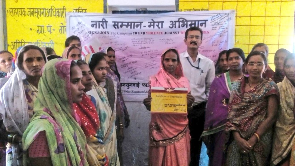 NariSamman's tweet photo. Celebrating #IWD2017 
In pictures: Mahanadi SwaSahayata Samooh, Bemetara, Chhattisgarh receiving the #NariSamman Award.
@NariSamman https://t.co/HN9nxBh0TD