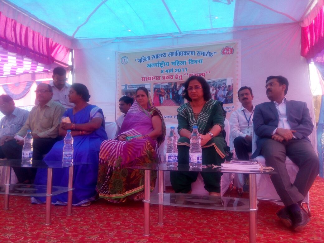 NariSamman's tweet photo. Celebrating #IWD2017 
In pictures: Mahanadi SwaSahayata Samooh, Bemetara, Chhattisgarh receiving the #NariSamman Award.
@NariSamman https://t.co/HN9nxBh0TD