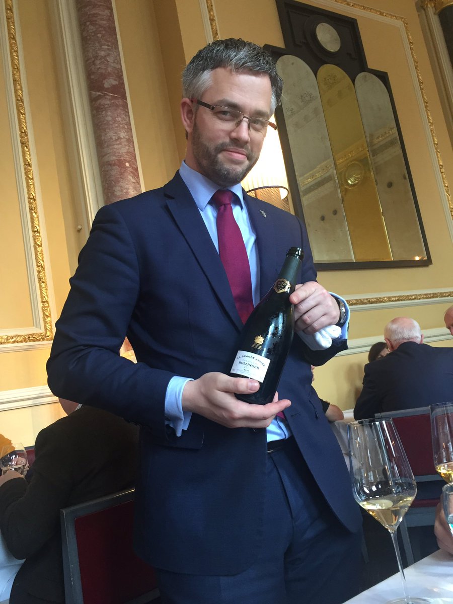 schillingpl's tweet photo. Last shift for @JorisBeijn and we are drinking a bottle @FreemarkAbbey &amp; @BollingerUK #bam @sohowinesupply #7wwr #Goodluck https://t.co/Dfq4lLSUfv
