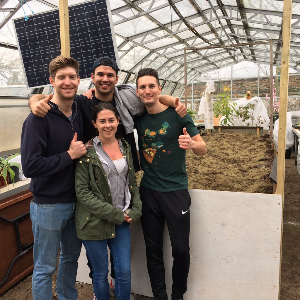 GardenBrockwell's tweet photo. Fantastic crew from @Accenture volunteering today. Great work on the #gingerbed #zingiberaceae #brockwellpark https://t.co/jk2aGgMn5o