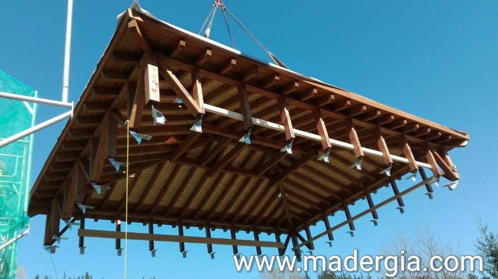 Madergia's tweet photo. Izado de toda una cubierta y entramado de madera aserrada de alerce. #MaderaLocal https://t.co/lOeCvMCH3s