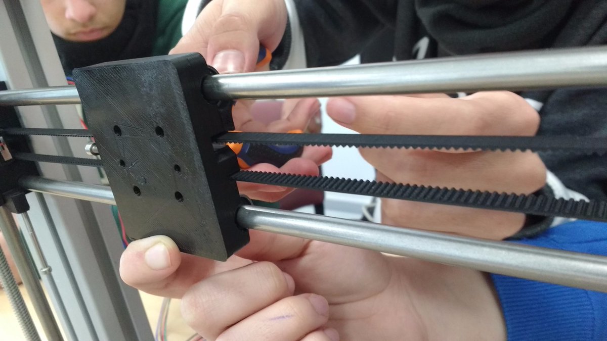 fablabsevilla's tweet photo. Colaboramos en otro workshop de impresión 3D para aprender, desde cero, a montar nuestra impresora, calibrarla y a trabajar. #minifab https://t.co/jhLvE2cWeU