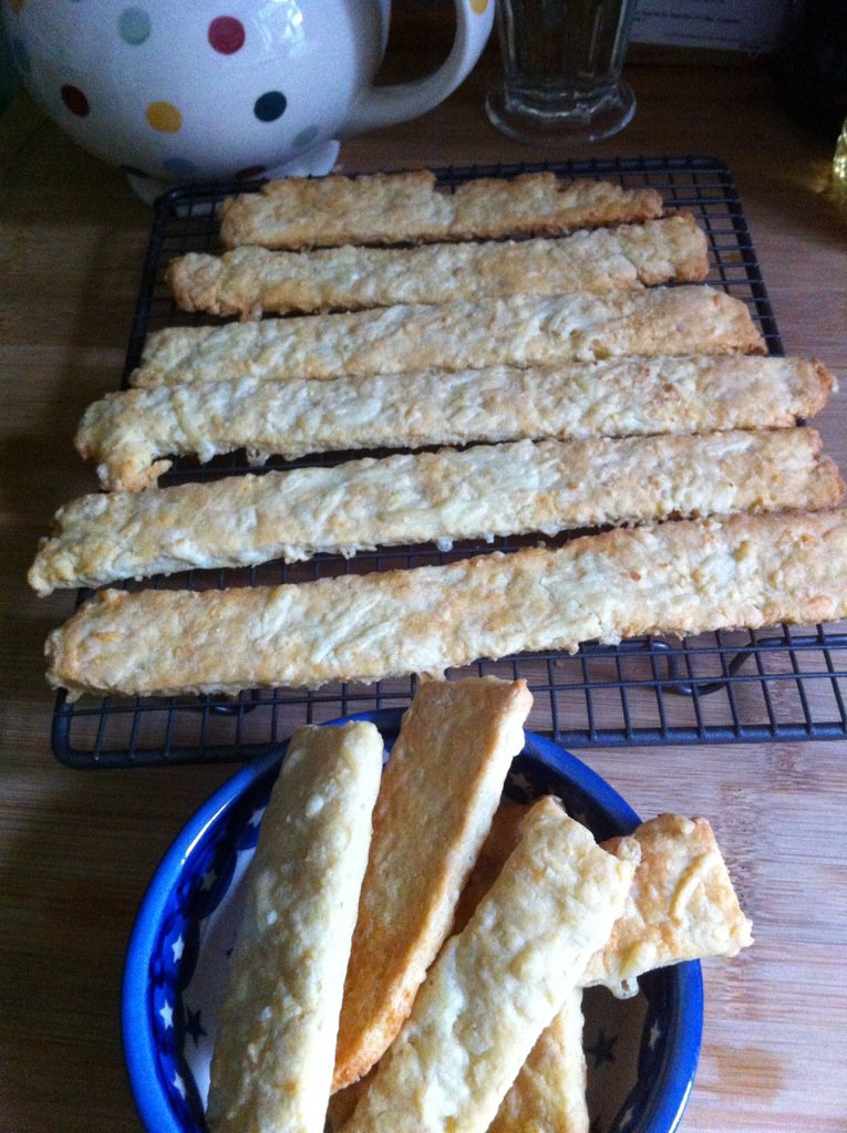 PomPomWhippet's tweet image. BOL! Me paws covered wiv cwumbs! Foty @FleeWhippet x