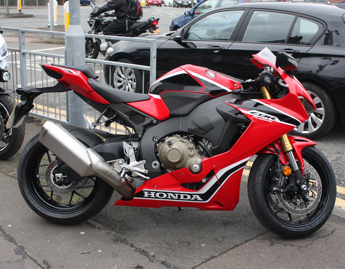 HuntsMotorcycle's tweet photo. Loving our new 2017 Fireblade. Awesome machine!π#newfireblade #CBR1000RR https://t.co/UgBxhaJnla