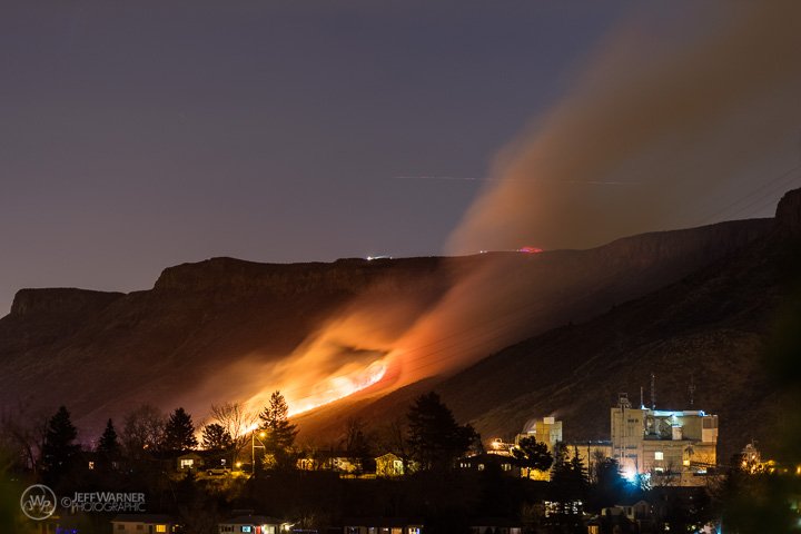 Fire on S. Table Mtn. above Coors brewery last night, more here: tinyurl.com/z7nywn7

#STMfire #Coors