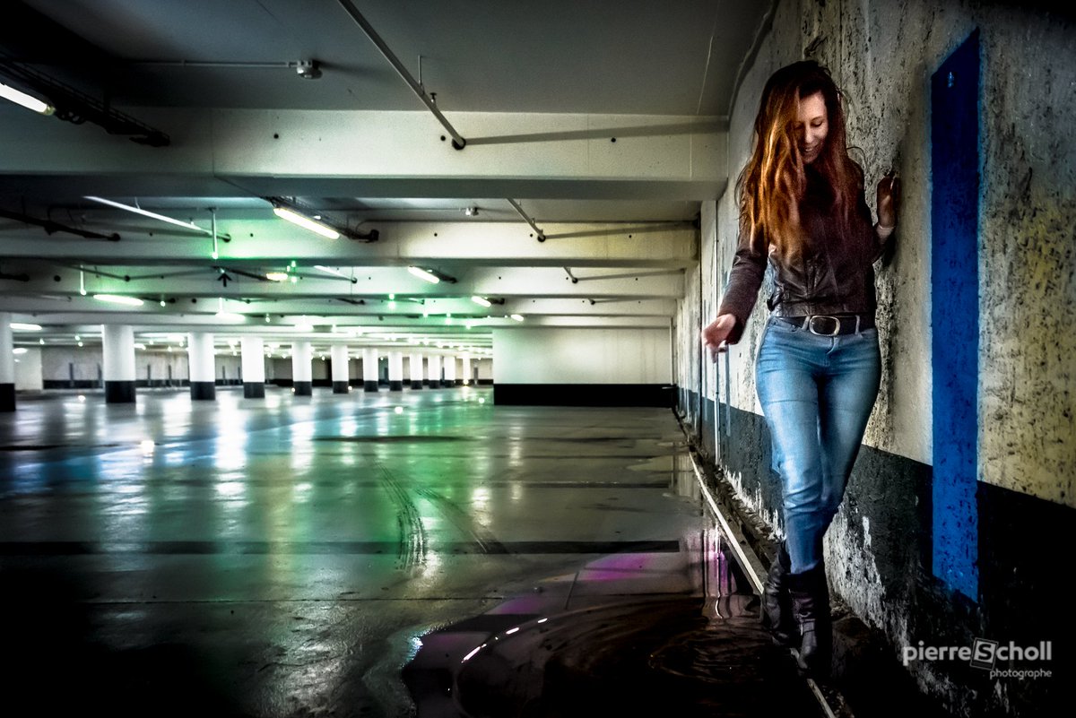 PierreScholl's tweet photo. Lorsqu'on rencontre une musicienne (Anne Berry) au cinquième sous-sol d'un parking... ca donne ca... #anneberry #parking #mode https://t.co/HRFAKzbFXc