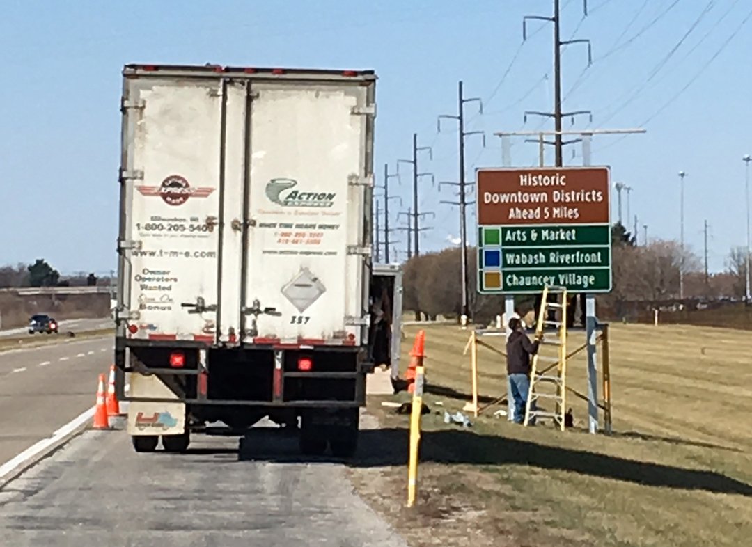 City_Lafayette's tweet photo. Have you been traveling SR 38 today? We have more impressive wayfinding signage going up around #greaterlala. #placemaking #destinations https://t.co/YXeRDBN9Jv