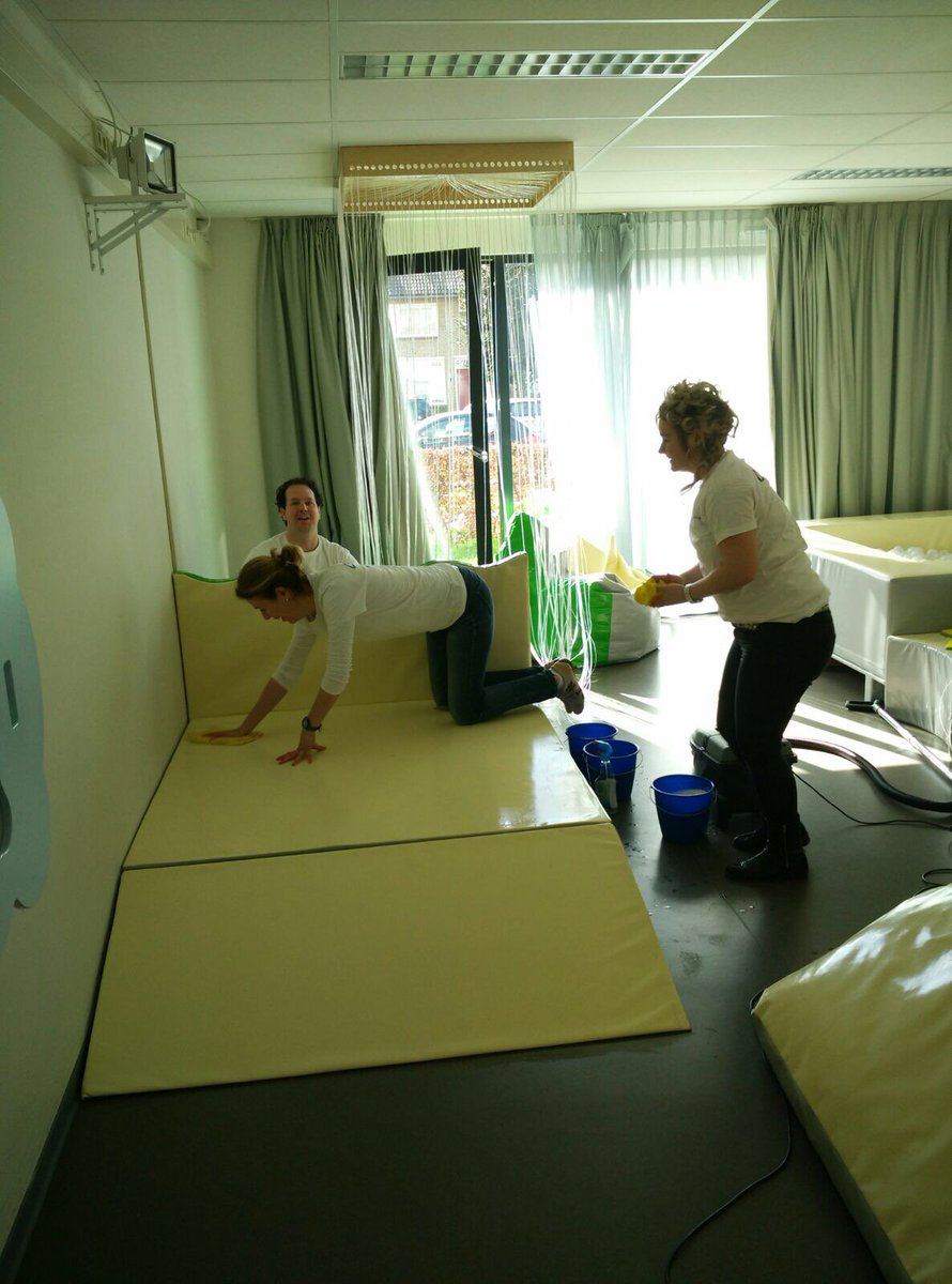 VanKesselGroep's tweet photo. Er is met man en macht #gepoetst, #geschilderd en gesleept bij De Wikke in Arnhem! #nldoet #vrijwilligerswerk https://t.co/8DeXW2kZSg