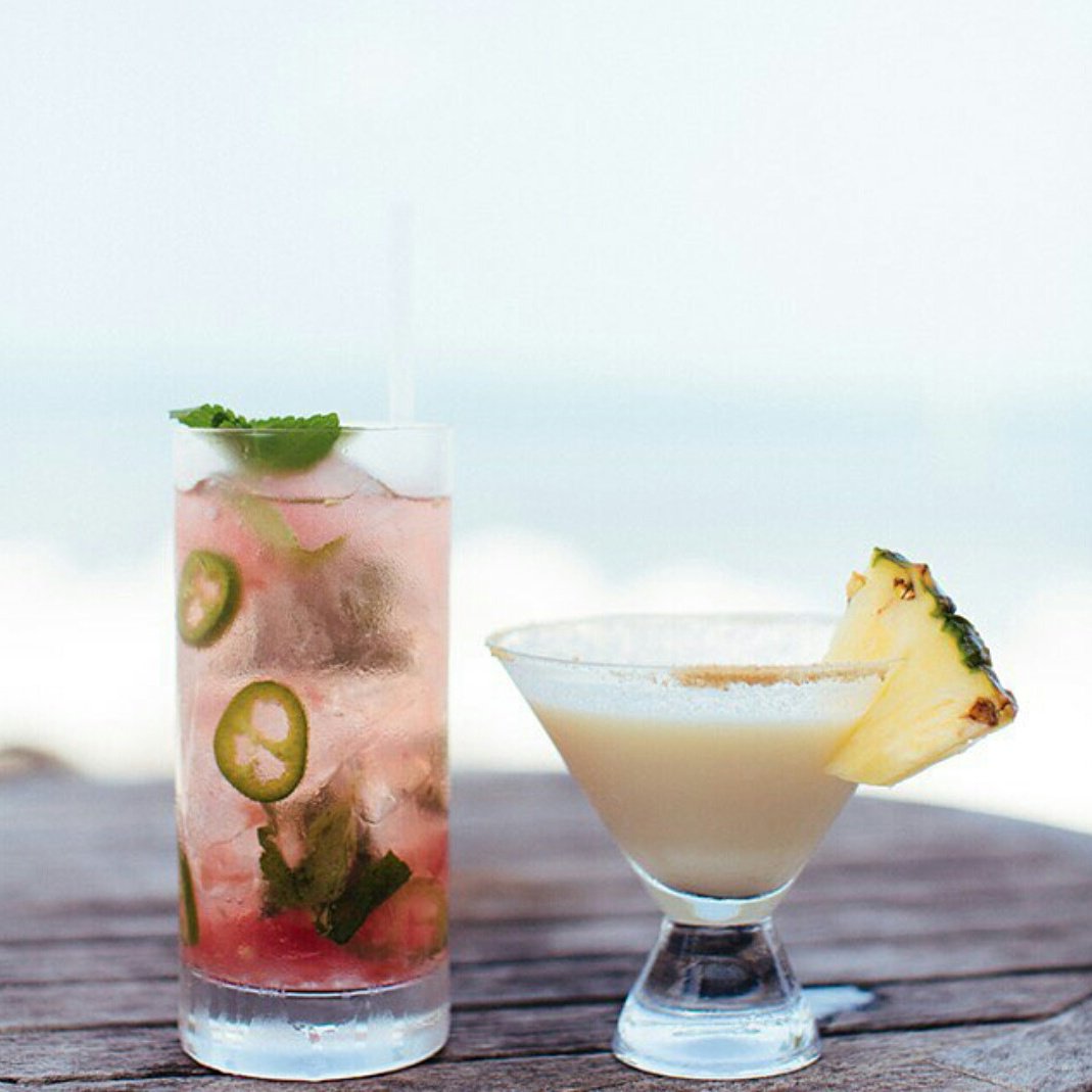 LittlePalmFL's tweet photo. 4:45pm?! Close enough! #5oclocksomewhere 

📸 @prettyplumsugar // @oncewed https://t.co/GbbeDaxbyQ https://t.co/3nBp9bVnKZ