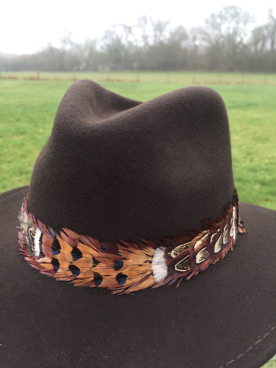 LeaLeasCLife's tweet photo. 💚Obsessed with my fedora &amp; it's beautiful feather band 💚 #fedora #feathers @Feathers_Fluff https://t.co/88N9eGDO8H