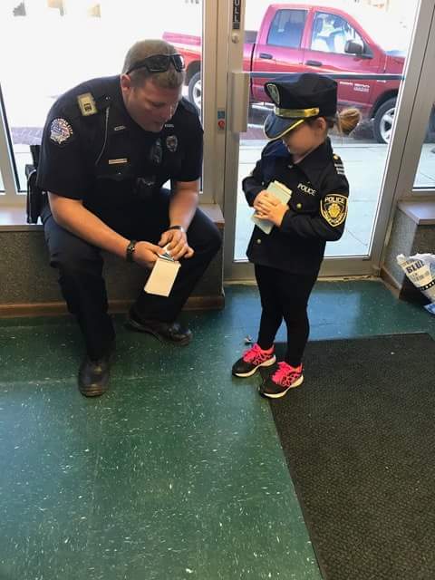 ArkCity_Police's tweet photo. Support for police comes in all sizes!
Officer Hammond welcomes future recruit Lochlyn Brown
#Community #SmallHero https://t.co/QKkK0ialMs