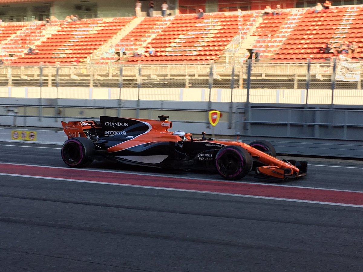 Sareyware's tweet photo. 🍊#MCL32 @alo_oficial #BadgerTest2 https://t.co/wZweRCrYvG