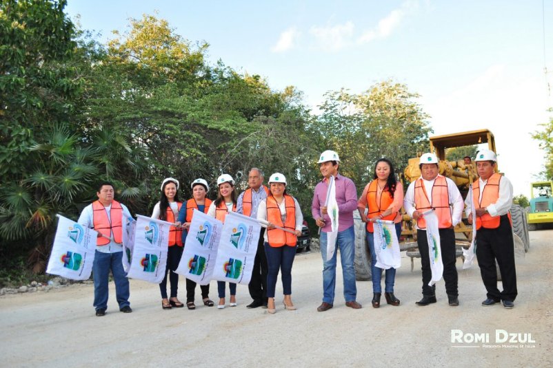 RomiDzulCaamal's tweet photo. Hoy arrancamos la obra de pavimentación en calles de la colonia la Veleta.  Seguiremos dando resultados a todo #Tulum. #AvanzandoJuntos https://t.co/vtoEurKlug