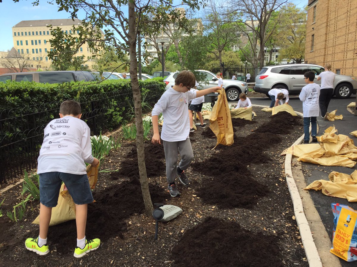 LTMStan_GTT's tweet photo. Hard at work prepping the grounds for spring at Central Christian Church #LTMServes https://t.co/PC0avHLFnH