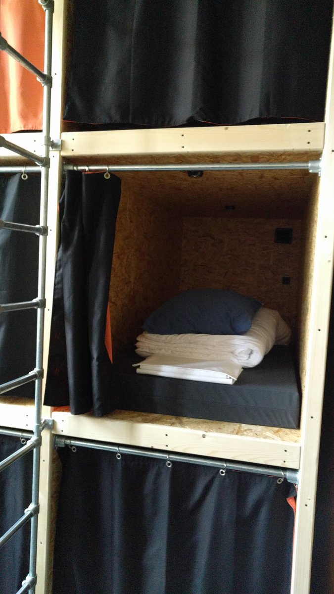 Een nachtje slapen in het Alibi Hostel in de Blokhuispoort in Leeuwarden. Het kan luxe, maar ook in een slaapcel voor twee tientjes #BOEi