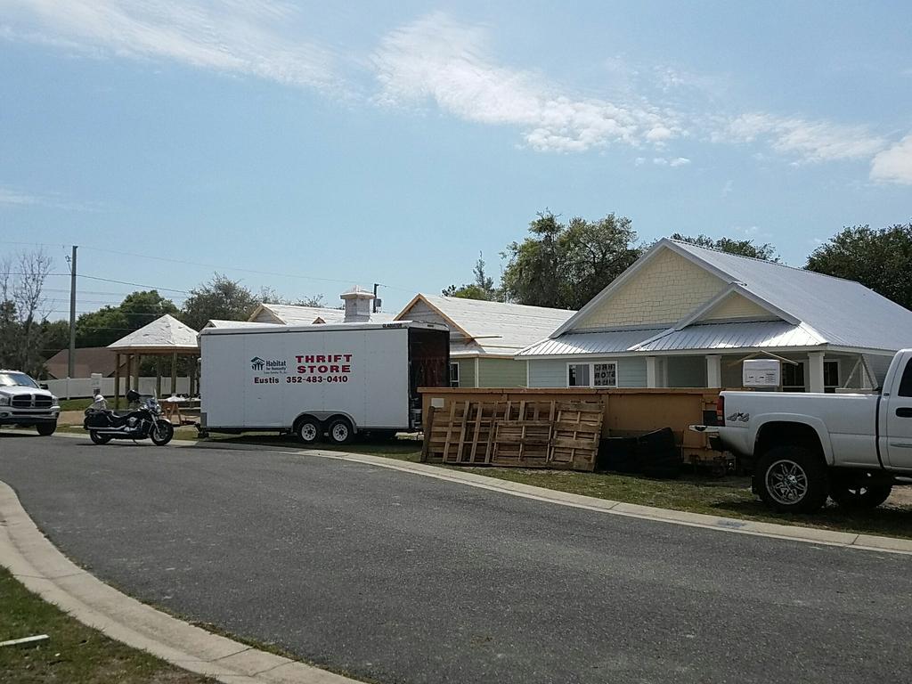 CoeH4H's tweet photo. Saying goodbye to the Veterans' Village today! Thanks @habitatls for a great week! #CollegiateChallenge2017 #KohawkNation https://t.co/PZ2Ni53C2b
