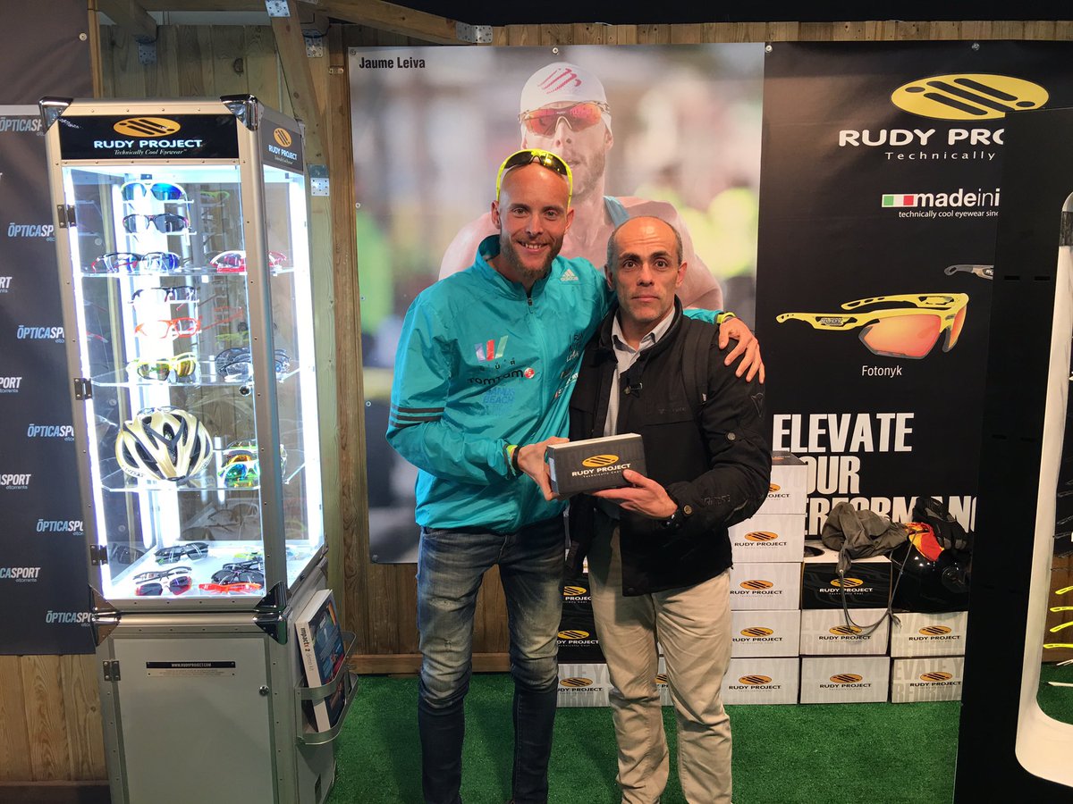 RudyProject_ESP's tweet photo. .@jaumeleiva hace la entrega de las #Fotonyk al ganador del concurso @RudyProject1985 #ZurichMaratoBCN. Enhorabuena Xavi! #RunCool https://t.co/d5BWQlMuSr