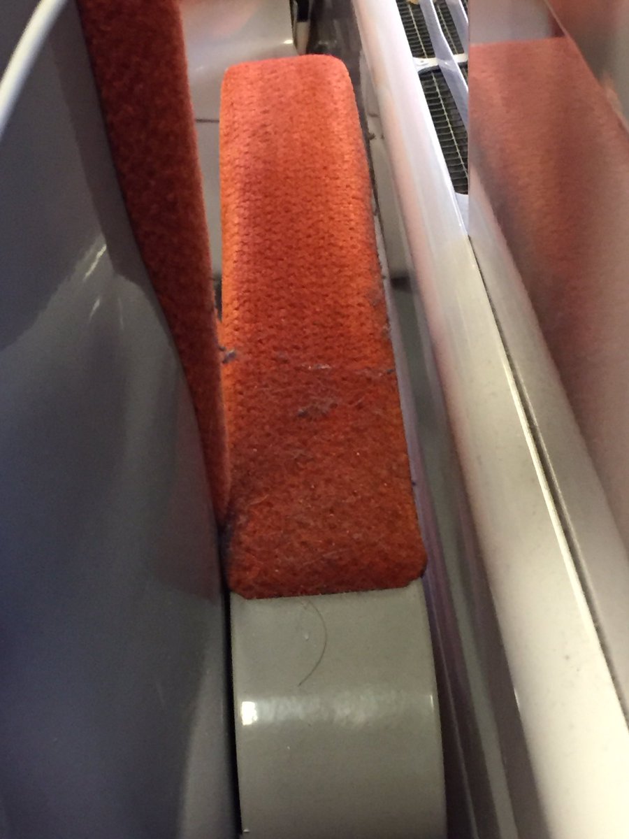clemtel's tweet photo. @SNCF vous arrive-t-il de nettoyer vos trains ? Voyager en 1ère classe pour voir ça ... Bravo 👏🏻 Sans parler de l'inconfort et du retard ... https://t.co/hXPeu30bbk