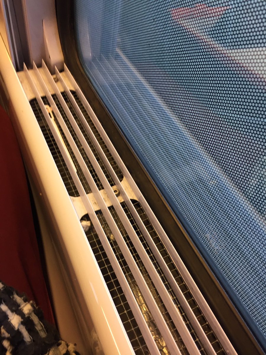 clemtel's tweet photo. @SNCF vous arrive-t-il de nettoyer vos trains ? Voyager en 1ère classe pour voir ça ... Bravo 👏🏻 Sans parler de l'inconfort et du retard ... https://t.co/hXPeu30bbk