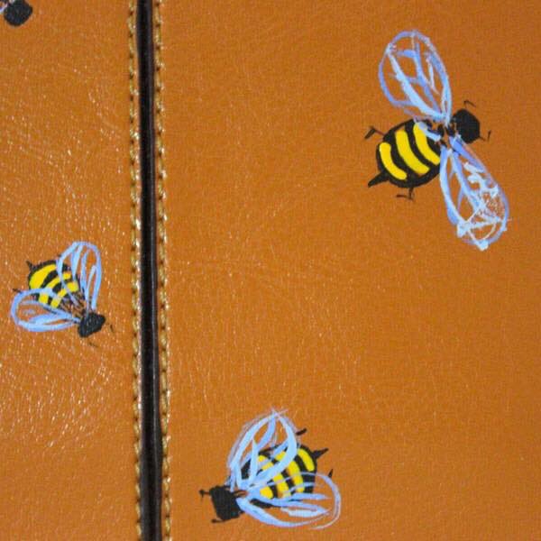_TelaModa's tweet photo. It's all about the #details!
Like this close up of our hand #painted #wallet! #telamoda #art #wearableart https://t.co/FCZaAOnyUJ