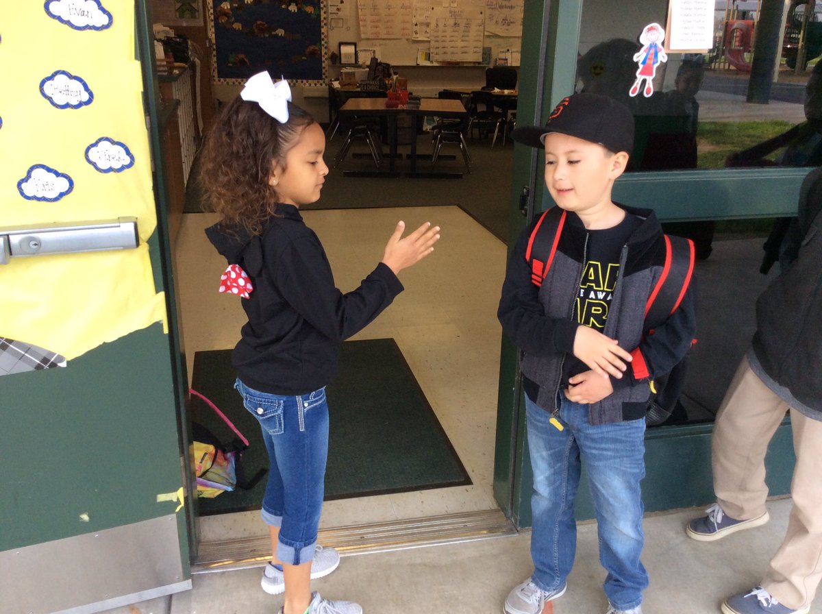 EstherL87788986's tweet image. My kiddos always look forward to our morning routine to welcome each other! #bsdchallenge @scamathew #ososbilingües 🐻🐾