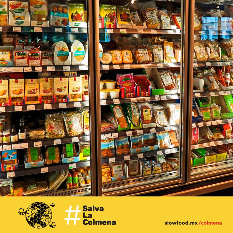 SlowFoodMex's tweet photo. ¿#SabíasQue Si utilizas alimentos con altos niveles de plaguicidas estás envenenando a las abejas y a tus consumidores? #SalvaLaColmena https://t.co/3NCgZwXVum