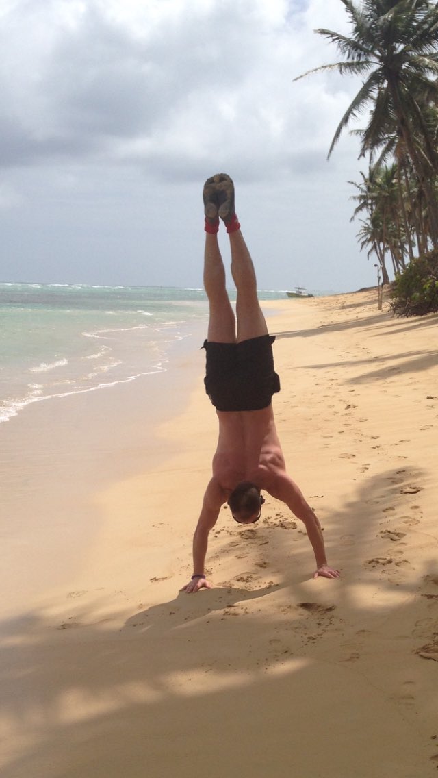 Who needs to sunbathe when you can do beach art 💪<a href="/beach/">Beach</a> art <a href="/booze/">booze</a> @food