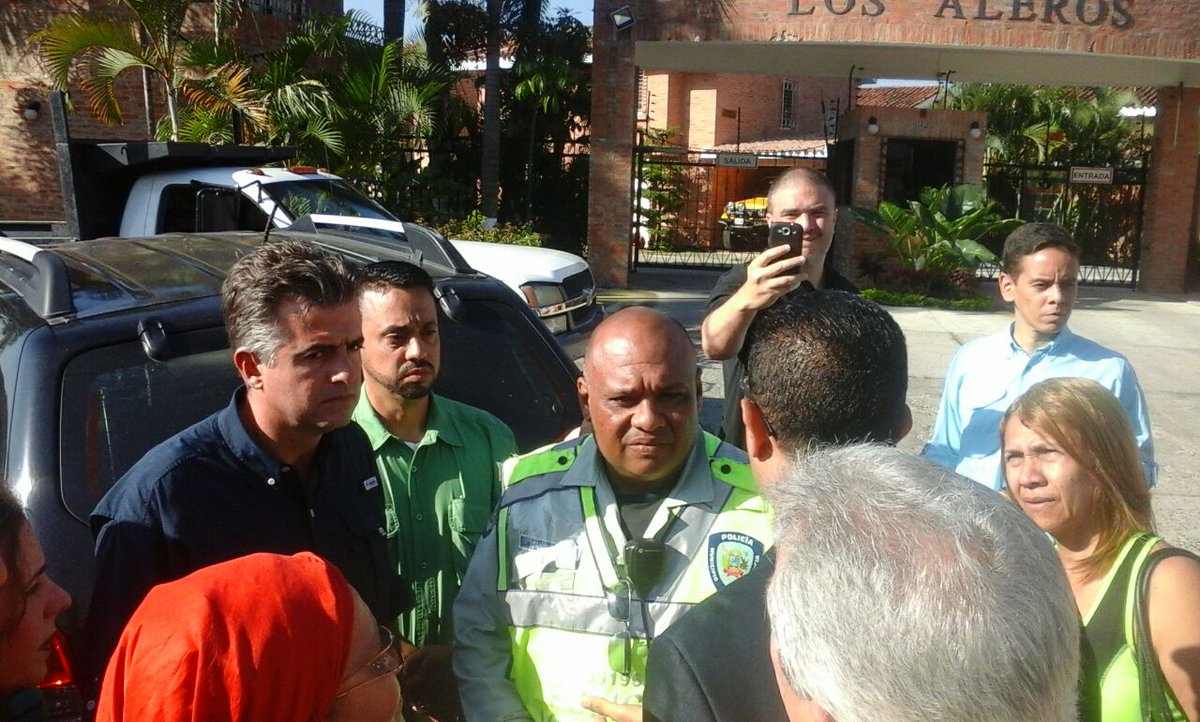AEVStereo_'s tweet photo. #SeVolvioLoco Cocchiola quitó mercados populares de Feo La Cruz en Municipio Valencia. vecinos afectados https://t.co/N1APGTXXv7