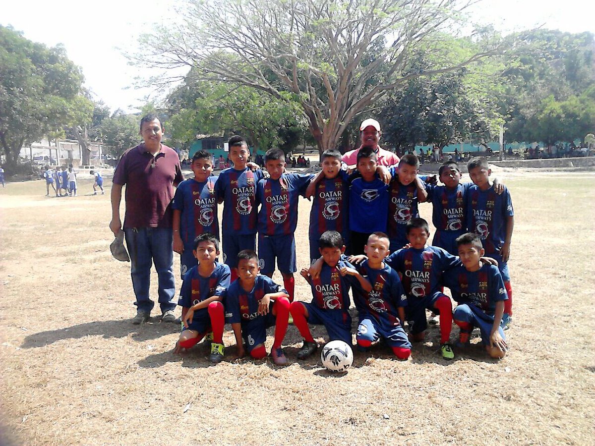 CarlosSarabiaC's tweet photo. @FCARLOSSARABIA con gusto apoyando el deporte en San Vicente Piñas #Putla. @alejandromurat @German_Espinosa @DiputadosPRI @NADIASANABIA https://t.co/UOQakZkukE