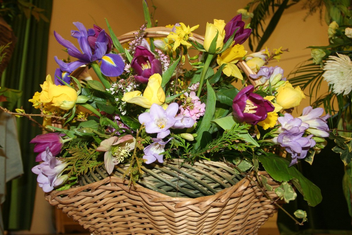 Gill Mills kindly said we could share photos of a couple of her arrangements flickr.com/photos/3112263… #NAFAS #FlowerDemonstration