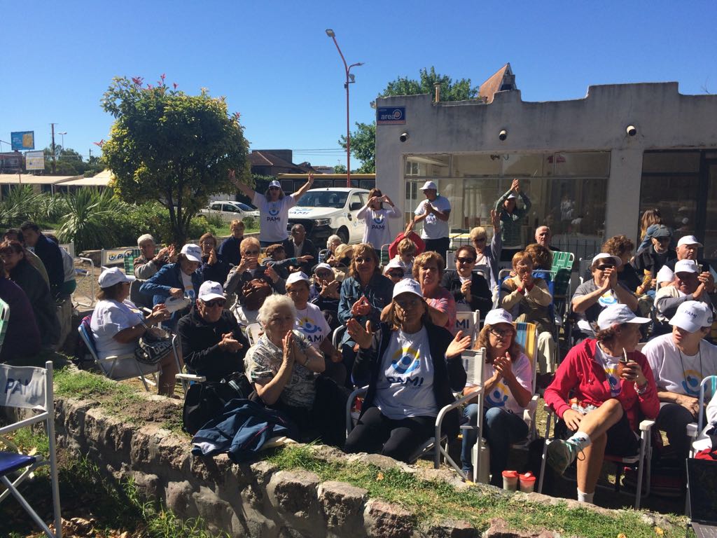 Ramiroortiz's tweet photo. Hoy en #AZUL con alegría estuvimos en @PAMI_org_ar en la playa !!! @fermingez69 @mrsuhr @mszandona @JuampiBiset  @jpablooxoby @manu_mosca https://t.co/iJjjiYqSvw