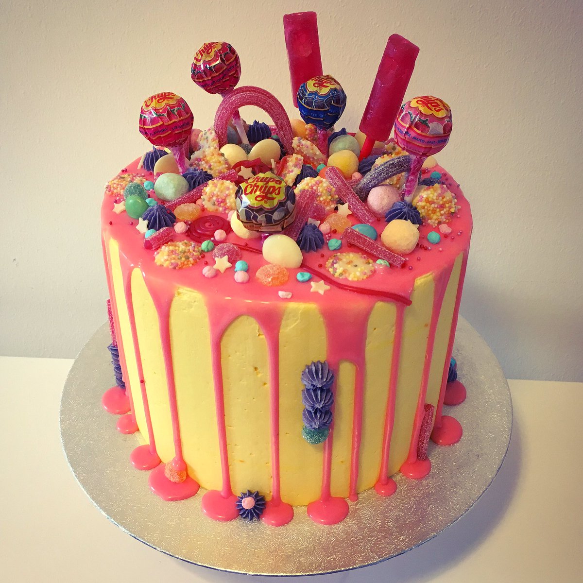 floandgeo's tweet photo. And this is where all those sweeties ended up! #rainbowcake #candyexplosion https://t.co/PviiXjKv7p