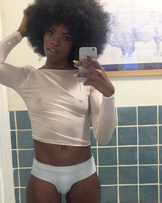 1 pic. Squeezing into clothes https://t.co/AkmJk3csF1