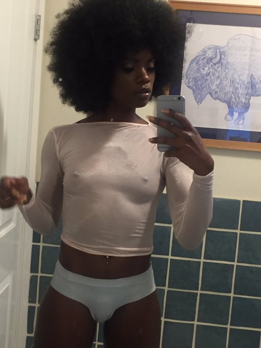 3 pic. Squeezing into clothes https://t.co/AkmJk3csF1
