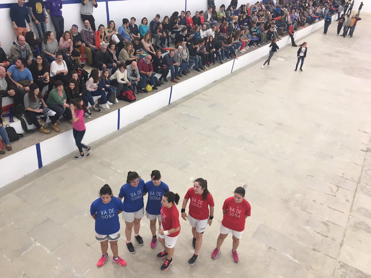 joanbaldovi's tweet photo. Fa goig vore el trinquet de Pelayo de gom a gom en la partida del dia de la dona. Què bonica que és la pilota valenciana!! #VaDeDona https://t.co/ubpz5LrERM