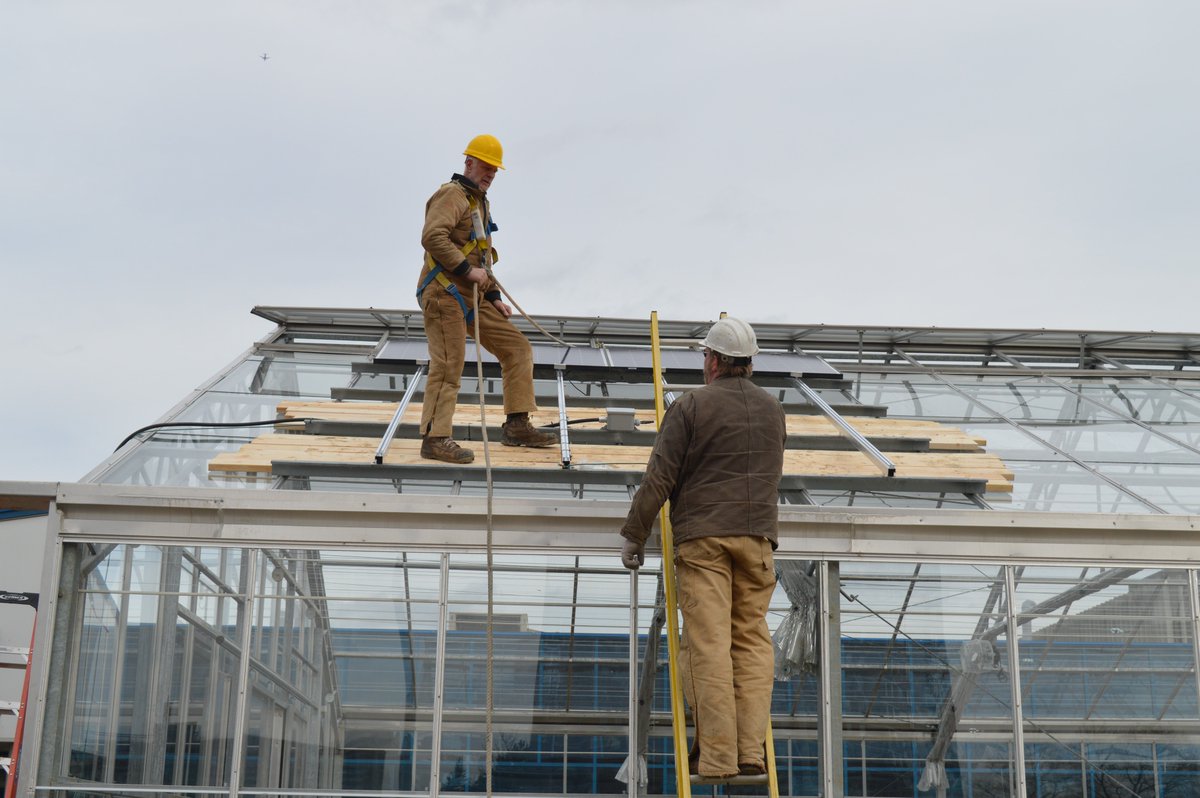 BetterCurrent's tweet photo. One solar powered greenhouse coming up! @freshcityfarms #solarinthecity https://t.co/z6PJnDqCvy