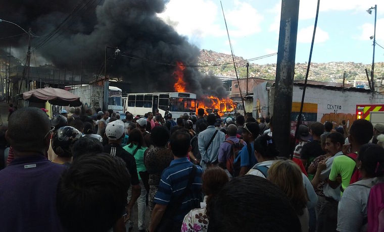 10 Autobuses se incendiaron | Foto: @AndrewsAbreu