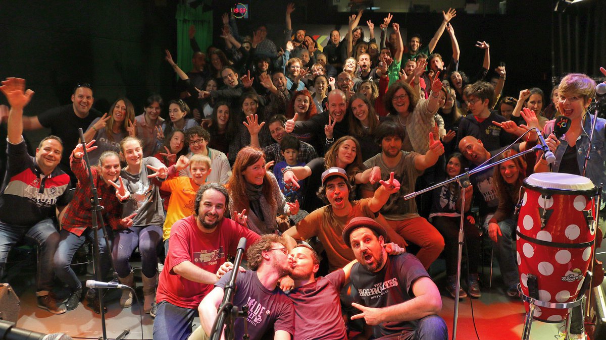 Per festa la que han muntat els <a href="/gertrudisband/">Gertrudis</a> a l'escenari de #Los40Backstage aquí la foto de família💃🏻💃🏻👏🏻👏🏻