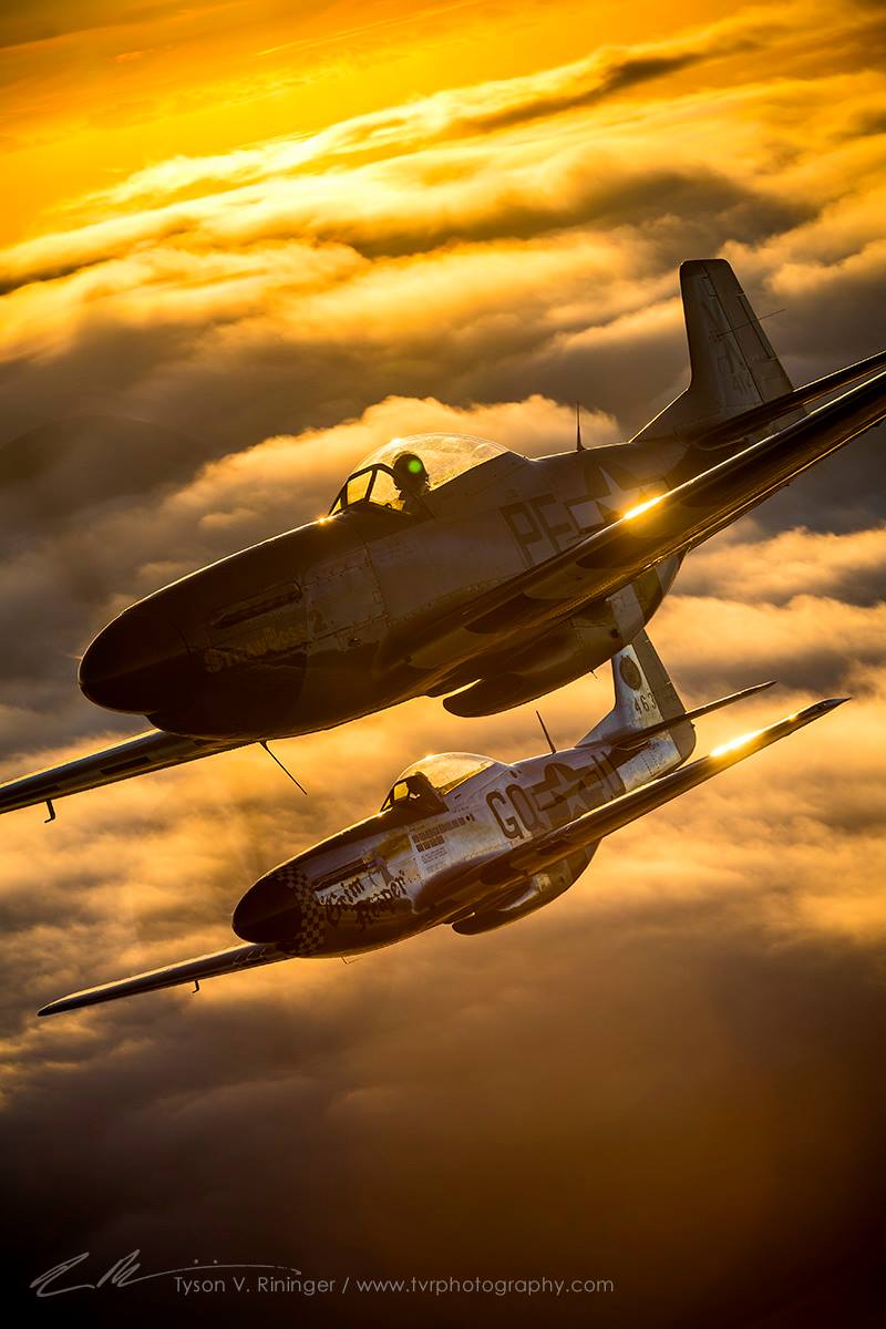 #WingmanWednesday #SunsetPicture #AircraftPhoto (by TVR Photography)