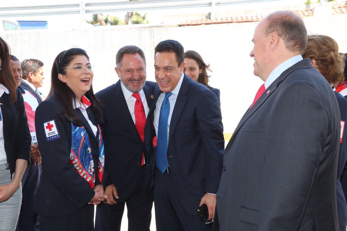 difhgo's tweet photo. @pepesaade agradece a presentes y personal de cruz roja  y sobretodo a @victoriaruffo31 por su labor altruista a la cruz roja mexicana . https://t.co/SIJffSQa1k