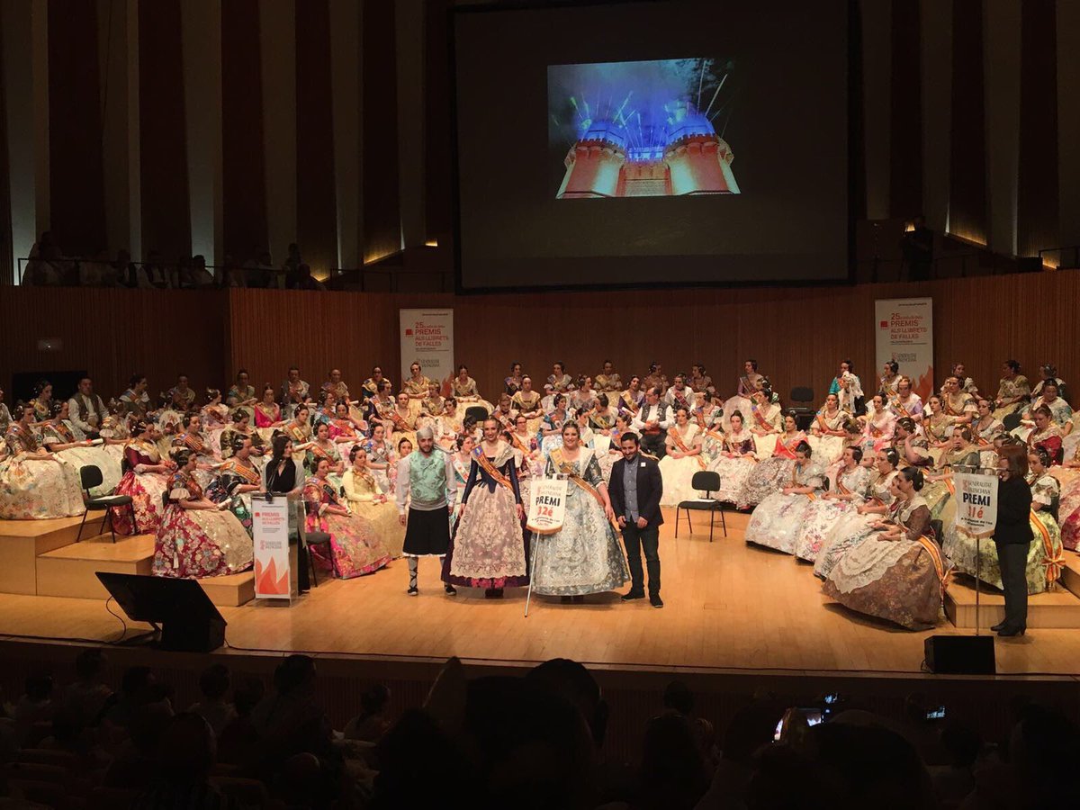 AbuFalla's tweet photo. Els nostres representants arrepleguen el premi 32é a la promoció de l'ús del Valencià! #PremisLlibretsFallesGVA #FallesXàtiva #Cultura https://t.co/tl0AkGvYI8
