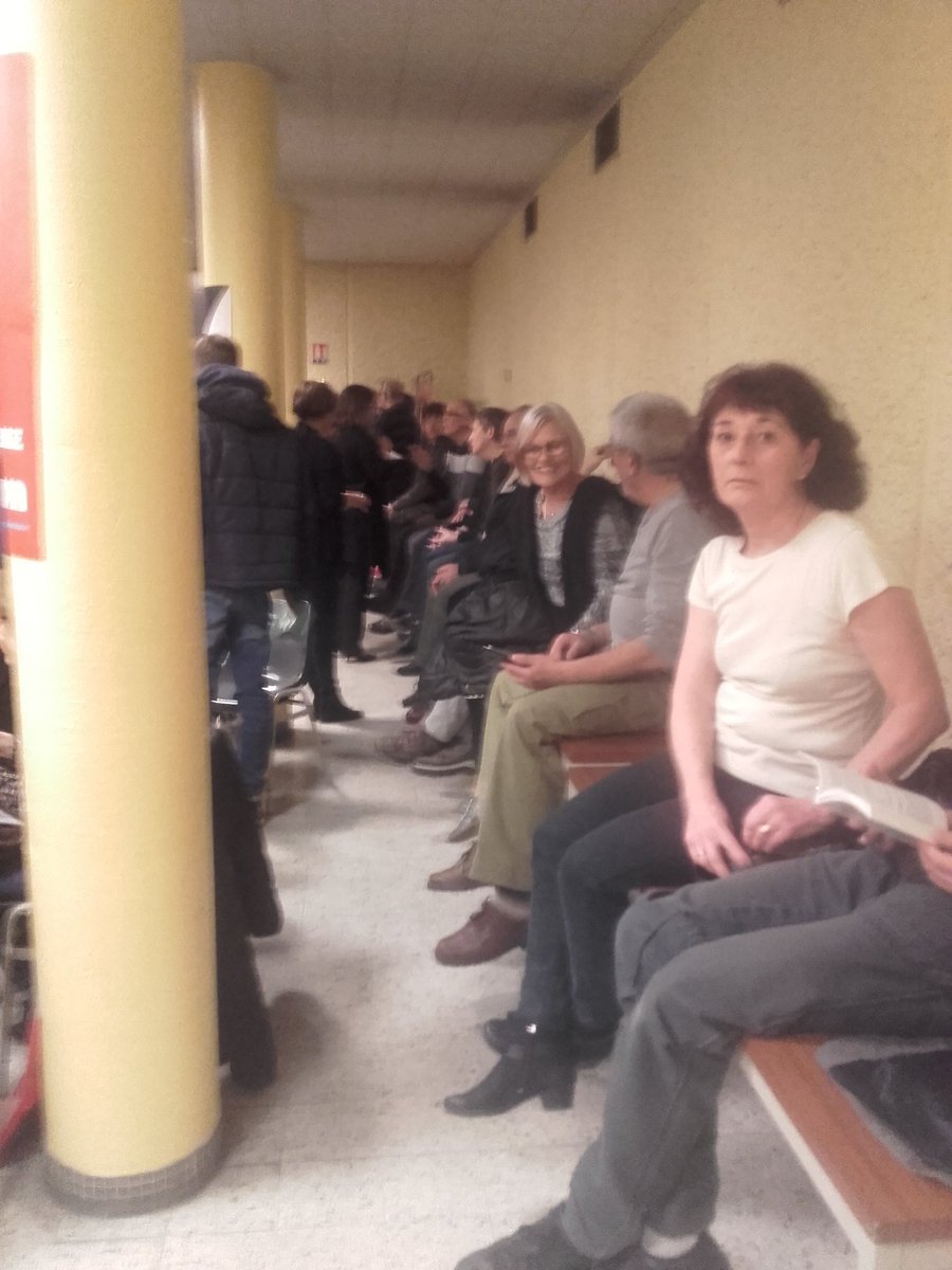 RaquelGarridoFr's tweet photo. Plus de 150 participants à nos ateliers constituante ce soir à Poitiers ! La #6eRepubique en construction ! Le car plein pour le #18mars2017 https://t.co/gP0wwqIaLF