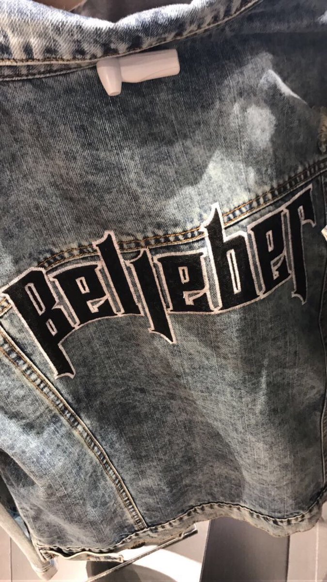 JBassettTeam's tweet photo. I can already imagine an amazing outfit : this pants and crop top with this jacket. Its is PERFECT
#JFCJustinBieber #JUNOS https://t.co/d8EHVlPk0L