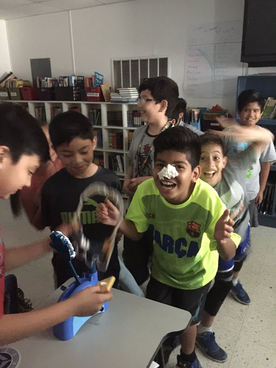 profe_elmer's tweet photo. Writing celebration! ¡Celebración de escritura! @saladopatriots @profe_elmer https://t.co/MPVJJSybEN