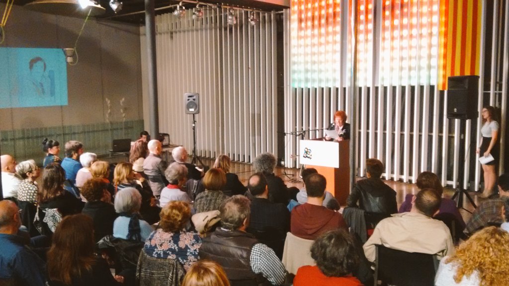 ncadenes's tweet photo. #IsabelRobles evoca a #València "els tres dons de #MariaMercèMarçal en forma de divisa"
#LletraLila https://t.co/8edgRKZNrq