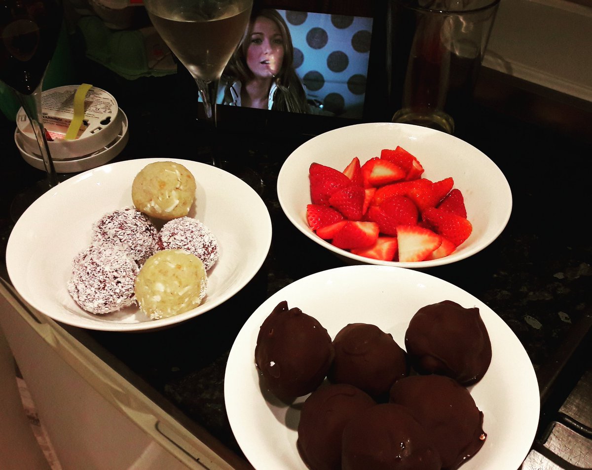 lowlectinlola's tweet image. #lowlectin #girlsnight #proteinballs #bountyballs #stawberries #friends #girls #nutrition #friyay